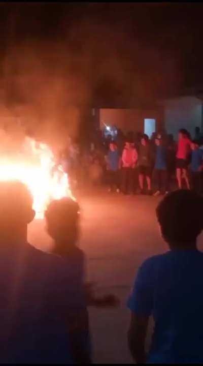 Santiago del Estero: Acto escolar casi termina en tragedia cuando un pibe se prendió fuego saltando un aro en llamas