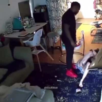 Former nfl rb Zac Stacey abusing his ex girlfriend in front of child