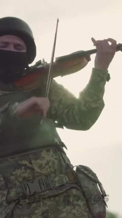 Ukrainian soldier plays the violin