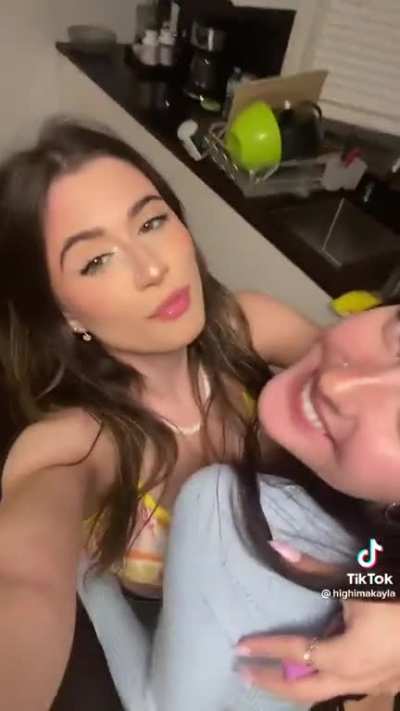 Ménage a trois lick party 🎉