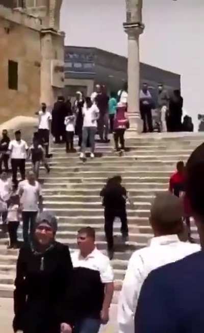 1sr4£l terkenal sebagai penakut. Jika tanpa senjata dan berseorangan, kena gelak je dengan orang Palestin. Kanak-kanak Palestin pun lagi berani dari mereka.
