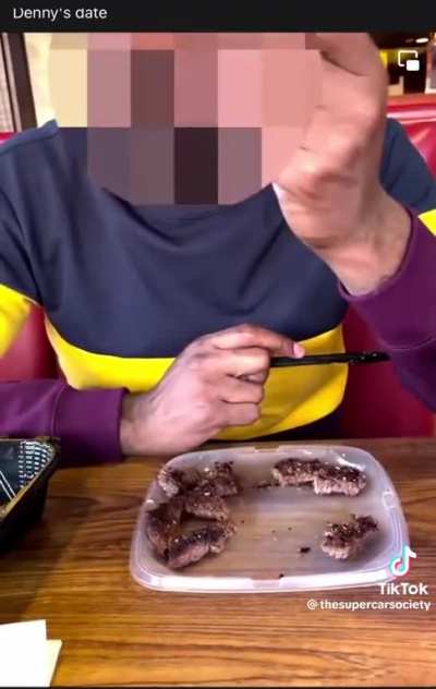 Woman gets upset when her date doesn’t pay for her food. 