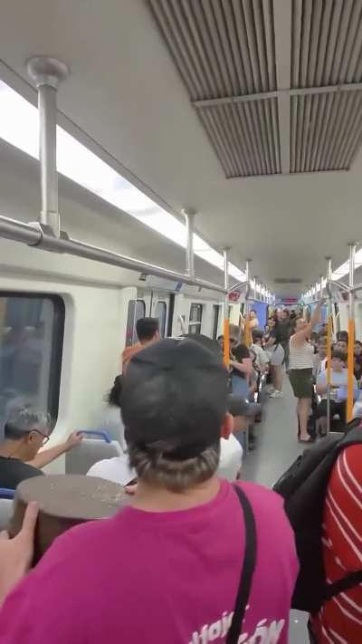 subastaron un Alfajor Barrigon de 15kg en el tren y la gente se copaba a ofertar
