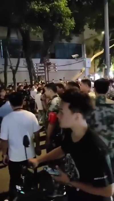 三元里摆摊<wbr>哥大战城管<wbr>，人家潮汕<wbr>人就是团结<wbr>👍