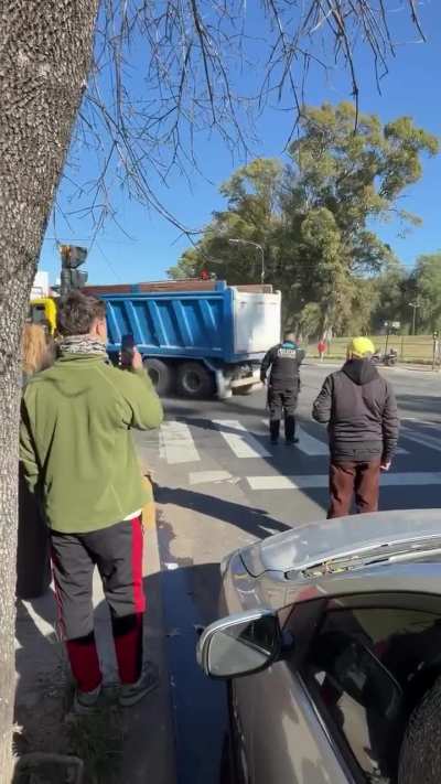 Un camión giró en círculos obstruyendo el tránsito durante media hora en la intersección de avenida Larralde y Triunvirato