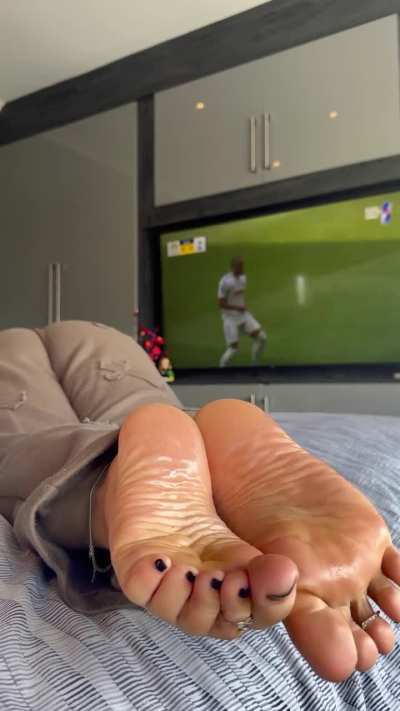 Do you think you could concentrate on the game or are your eyes already stuck on my soles? One look and you’d forget the score completely. ⚽️🥅