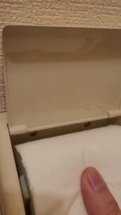 How to change toilet paper quick and easy in Japan.
