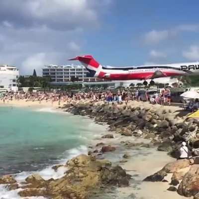 A McDonell Douglas MD-80 approaching Princess Juliana airport at a very low altitude.