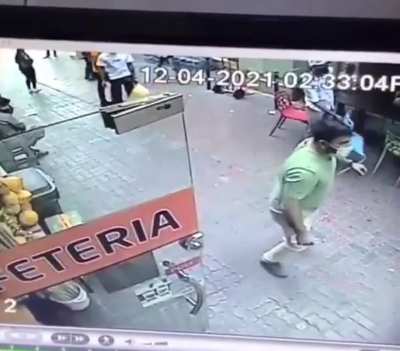 So this Indian guy just stopped a robber from getting away with a larger amount of money in Dubai and I can’t stop thinking about his reflexes lol
