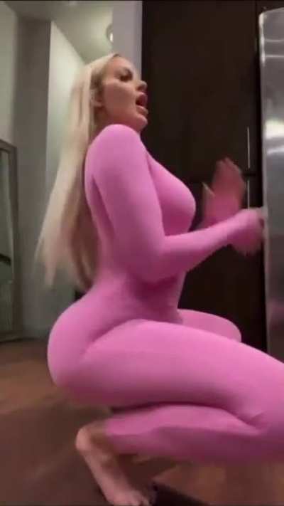 Thicc girl doing buss it