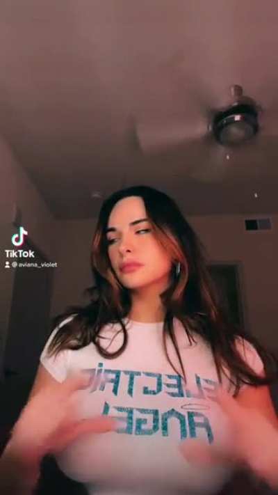 wait…. is her shirt see through? 😍