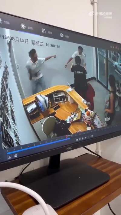 这个小姐姐<wbr>创业开了一<wbr>家考研寄宿<wbr>，男子则是<wbr>另一家考研<wbr>寄宿的老板<wbr>，在网上对<wbr>这个小姐姐<wbr>商业诋毁，<wbr>被小姐姐起<wbr>诉了。最后<wbr>该男子输了<wbr>官司，上门<wbr>打这个小姐<wbr>姐……