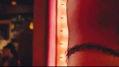 Salma Hayeks Legendary Pole Dance 🍑