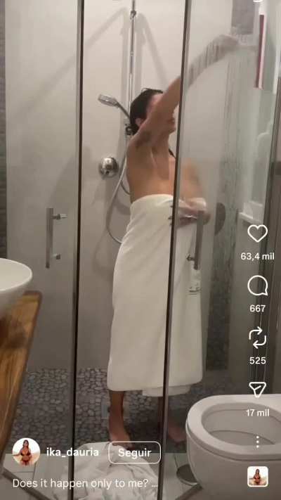 Ika D'auria Instagram towel post