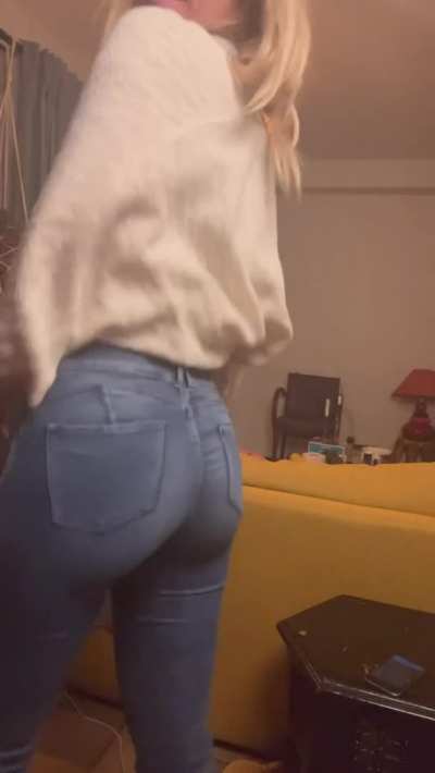 Anybody appreciate an ass in tight jeans ?