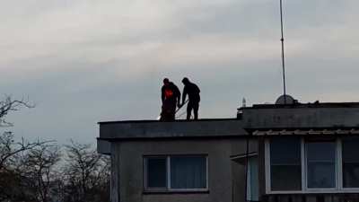 Și la voi se pârlește tradițional blocul când se apropie sărbătorile?