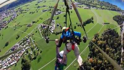 Guy is not strapped in to the hang glider
