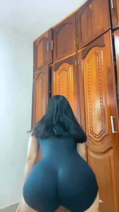 Morena rebolando de macacão socado - @?
