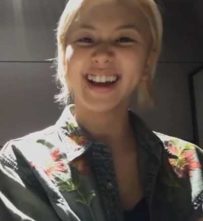 200714 - Chaeyoung nose scrunch