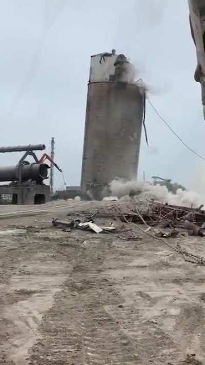 Demolition knock down powerline in Taiwan, 1 April 2022