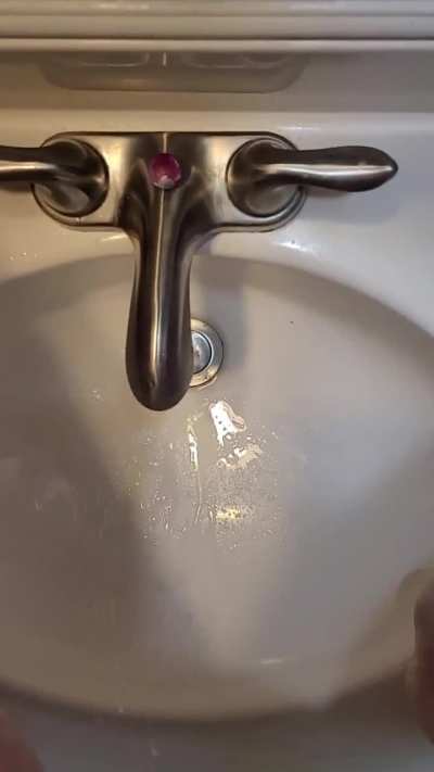 Spraying pee all over the sink ð°ð¦