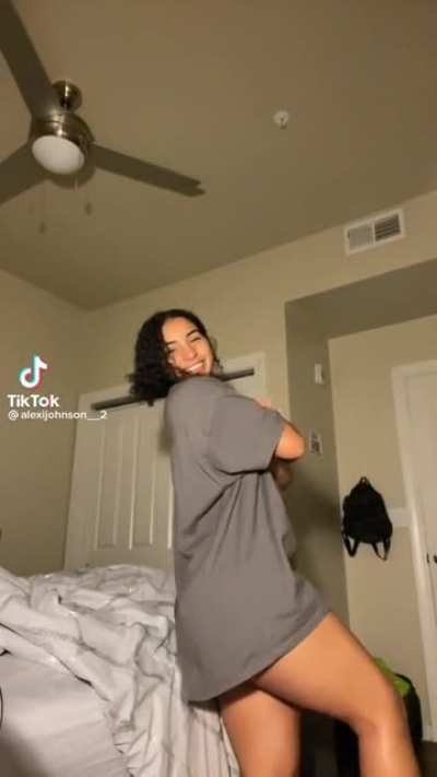 she teasin sooo hardd 💦busted