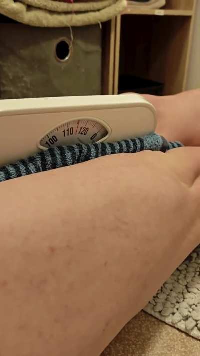 Can you handle this pressure? DM me if you live in France, I'd be happy to wrap my legs around you 🔒🐍