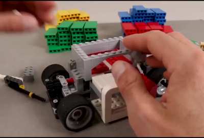 Man makes amazing auto domino machine