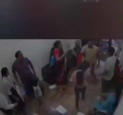 A receptionist slapped a mother while she was waiting in one of the clinics. Her son then intervened to protect her, delivering violent blows to the receptionist.
