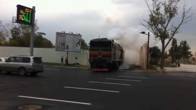 В Баку, Азерб<wbr>айджа<wbr>н, поезд перес<wbr>екает 7-ми полос<wbr>ное шоссе. Без свето<wbr>форов и вообще чего-<wbr>либо.