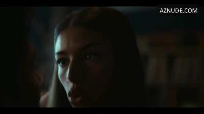 I wish Mimi Keene was topless in this scene so I can watch those titties bounce!