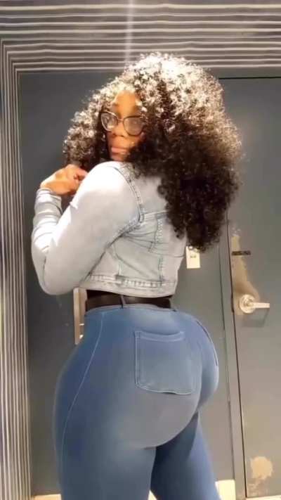 @reignofglitter VS Cherokeedassxxx in jeans who shit fatter 🍑🍠🍑🍠🍑