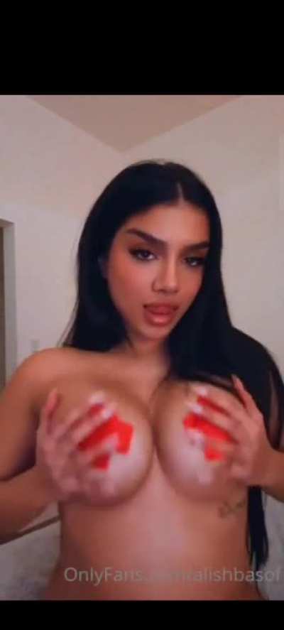 Alishba showing her assets to the world! How I wish I could pound her hard! ð¥ð<wbr>¥ð<wbr>¥