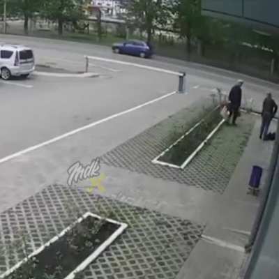 Женищна прогуливалась с мопсом по Нефтекамску, внезапно тот кинулся на прохожего. Мужик притеснений со стороны пса терпеть не стал и огрел пёсика гружённым пакетом. Собака отправилась в Валгаллу, а мужик по своим делам. Сектанты, кто виноват?