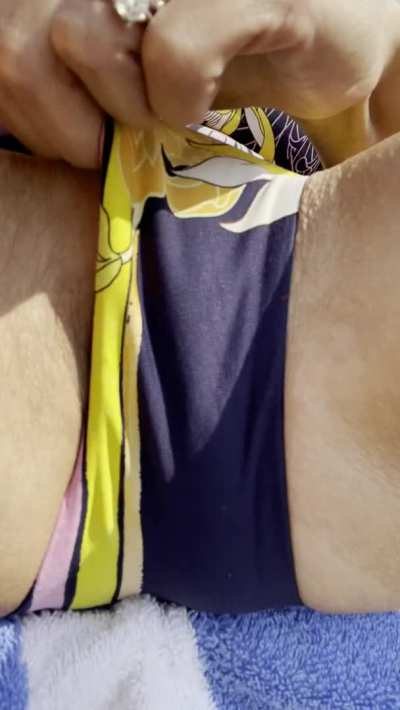 I could use a hand on the beach<wbr>😜….45 Female