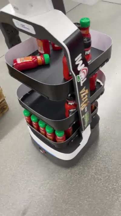 Robotelul Tomi din Auchan Titan