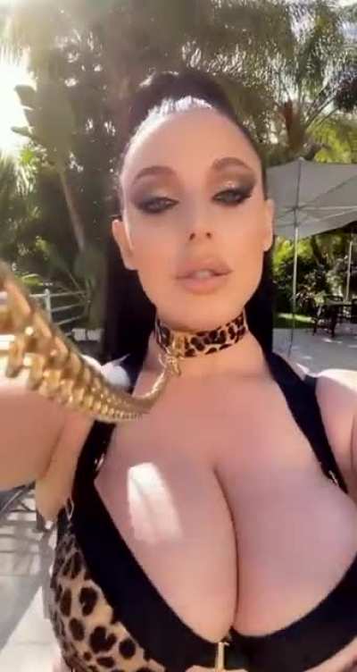 @theangelawhite