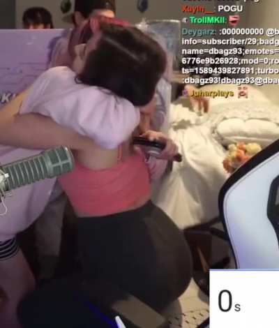 Shaking her ASS in tonight's stream