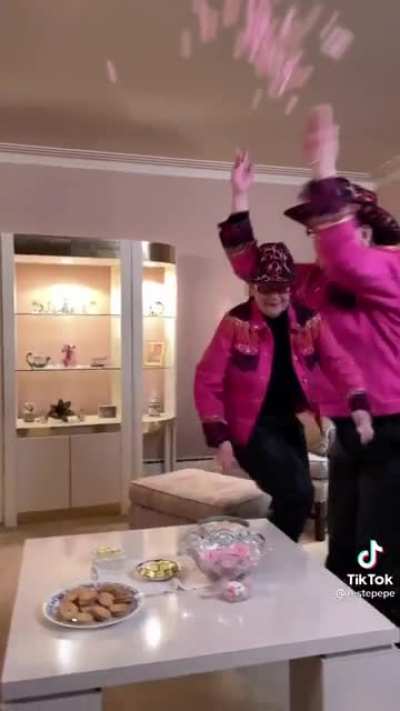 If there’s an Oscar for best short video editing, this granny should win it.