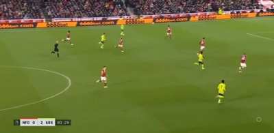 [STFootball10] A byproduct of Raya's box dominance against crosses and corners is his ability to initiate counter attacks. Enjoy 2 minutes of David Raya's proactivines.