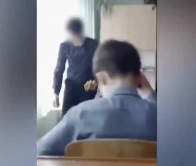 Учительница из Чебоксар кричала и давила психологически на четвероклассников из-за сломанного дверного шпингалета. Другие дети рассказали, что женщина кроме всего прочего ударила мальчика. Началась проверка.