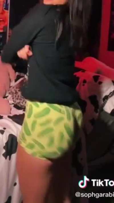 She’s Back! 🍑💁🏻‍♀️ Soph the Bubble Butt Thot