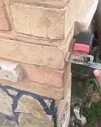 Seatbelt gate lock