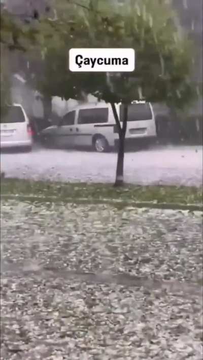 Heavy hail falls in Çaycuma, Zonguldak Province, Turkey 🇹🇷 (08.10.2025).