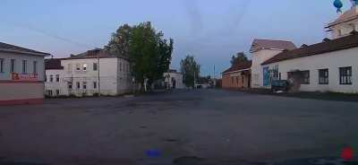 Кто на лавочке сидел, кто на улицу гляде<wbr>л...