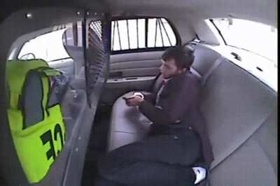 Criminal use his lighter to escape the police car