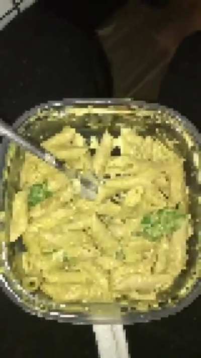 R8 the eats in Italy eating pasta😩