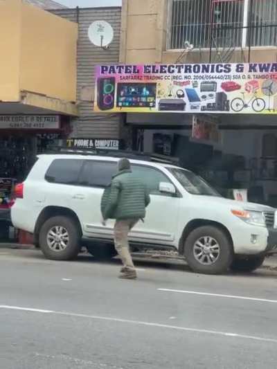 One man with a knife defence himself against 4 attackers