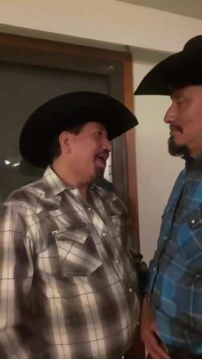 Que bonitos ojos tiene compadre 🤠🤠