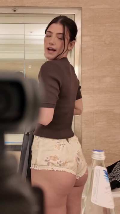 Omggggg her ass has gotten so big lately! That jiggle and hand on her ass took me out 🥴